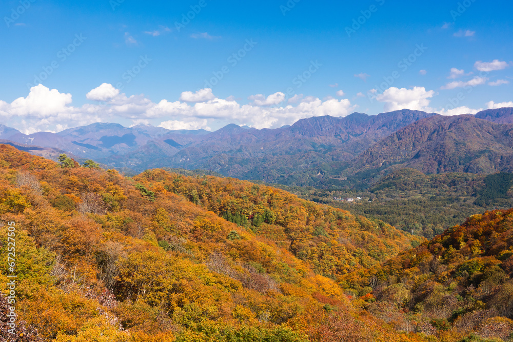 秋の紅葉の山並み