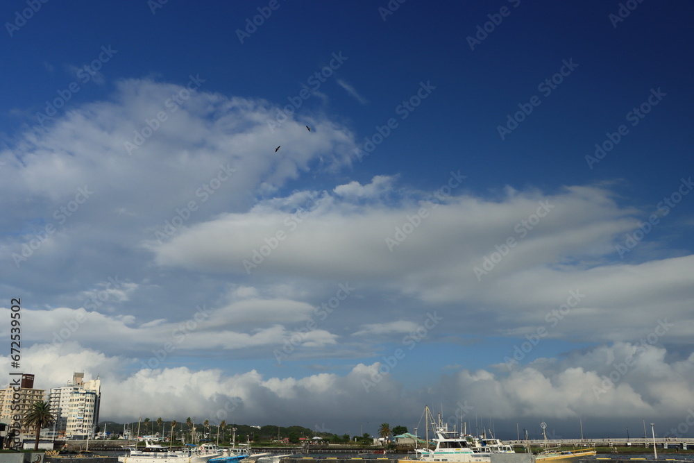 青空と雲の片瀬漁港周辺の風景
