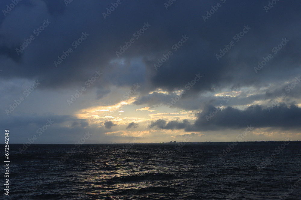 Fototapeta premium 台風が去ったあとの雲と海の夕暮れの湘南の風景