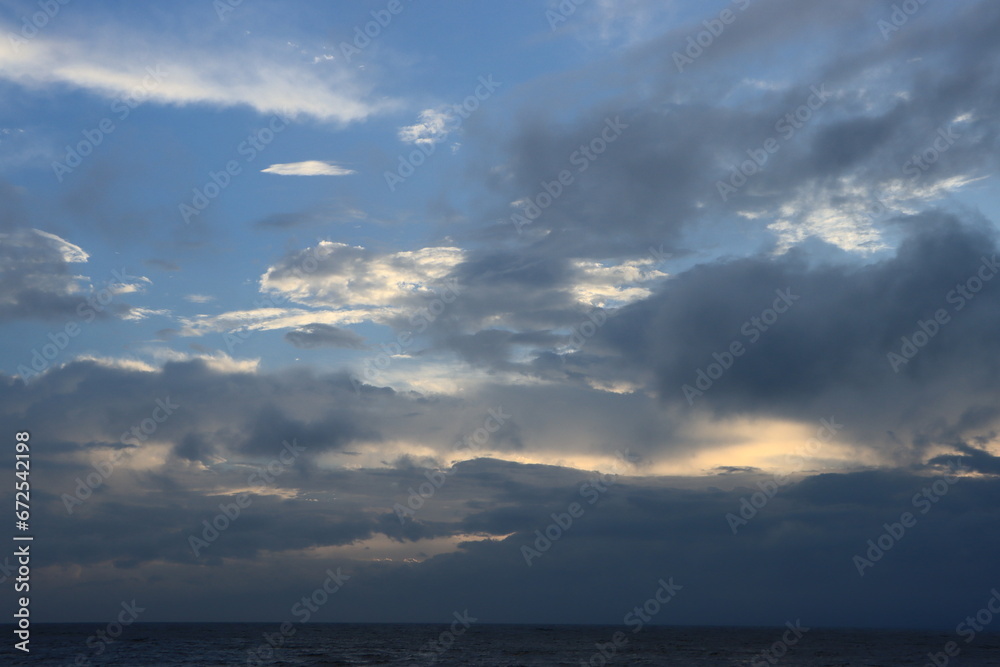 Obraz premium 台風が去ったあとの雲と海の夕暮れの湘南の風景