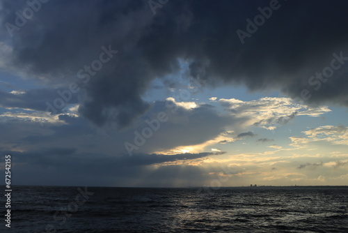 台風が去ったあとの雲と海の夕暮れの湘南の風景