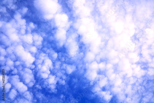 青空と雲が湧くような空模様