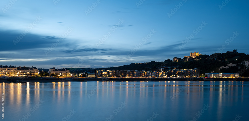 Fototapeta premium nocny widok na wybrzeże w Dover