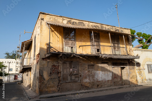 Ancienne architecture coloniale dans a vieille ville de Saint Louis au Sénégal © Pierre