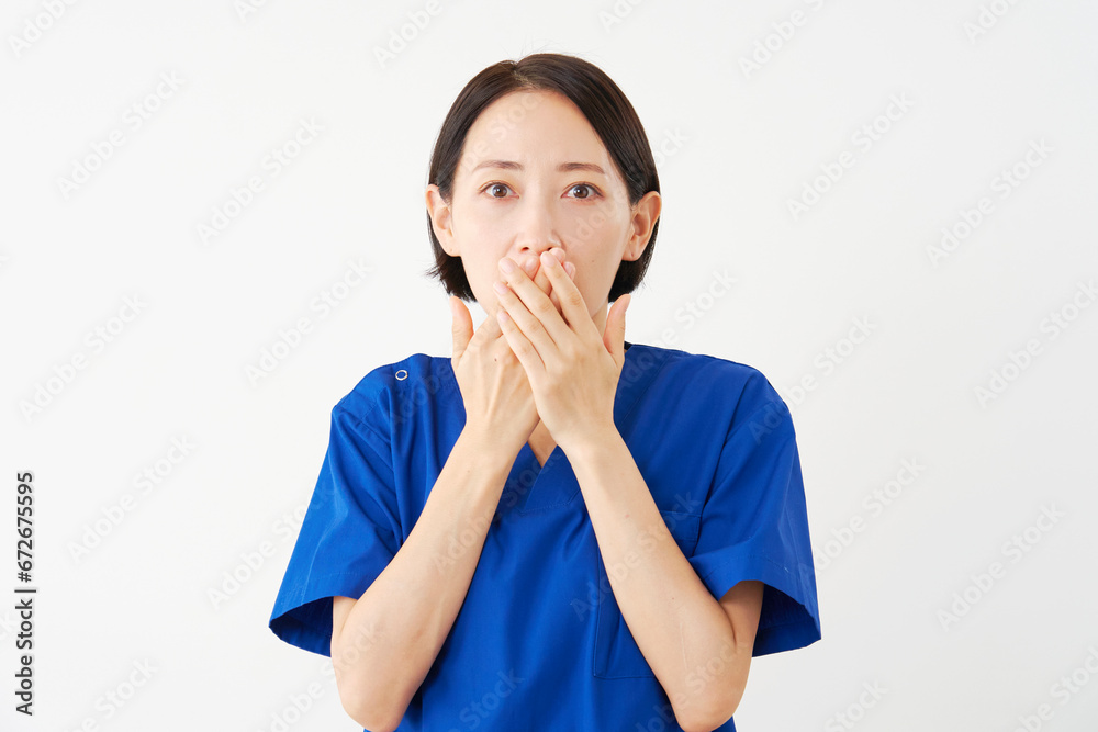 驚く女性の医者　白背景