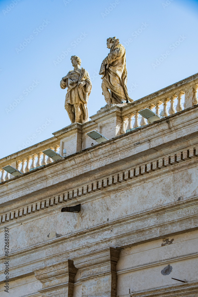 Obraz premium statue of the lion in the country