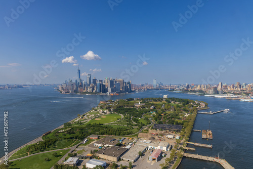 Aerial view of Governors Island with  Manhattan and Brooklyn in the background, New York City, USA © Simon van Hemert