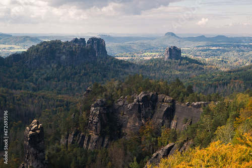 Ausblick auf die Schrammsteine und den Falkenstein mit Herbstidylle 