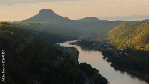 Elblandschaft im Sonnenuntergang mit Tafelberg im Hintergrund -2 