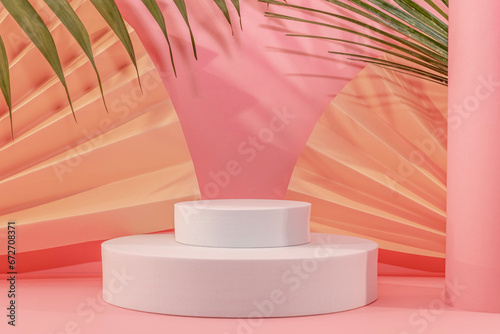 Arrière plan rose et blanc avec présentoir pour des produits avec un rendu 3 D. Plate-forme vide avec podium pour cosmétique, bijoux, maquette ou autres objets. 