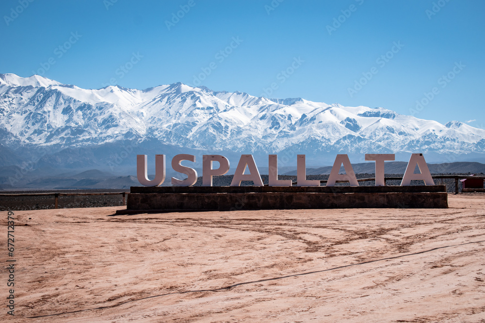 Cartel turístico de la ciudad de Uspallata, en Mendoza Argentina - obrazy, fototapety, plakaty 