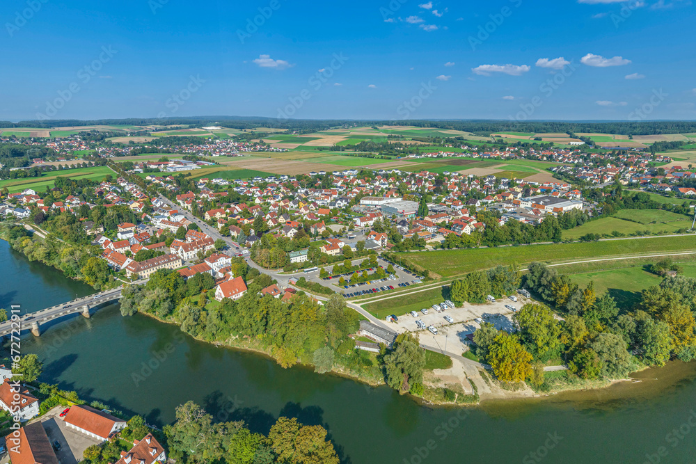 Die oberbayerische Kreisstadt Neuburg an der Donau im Luftbild, Blick zur Schlösslwiese