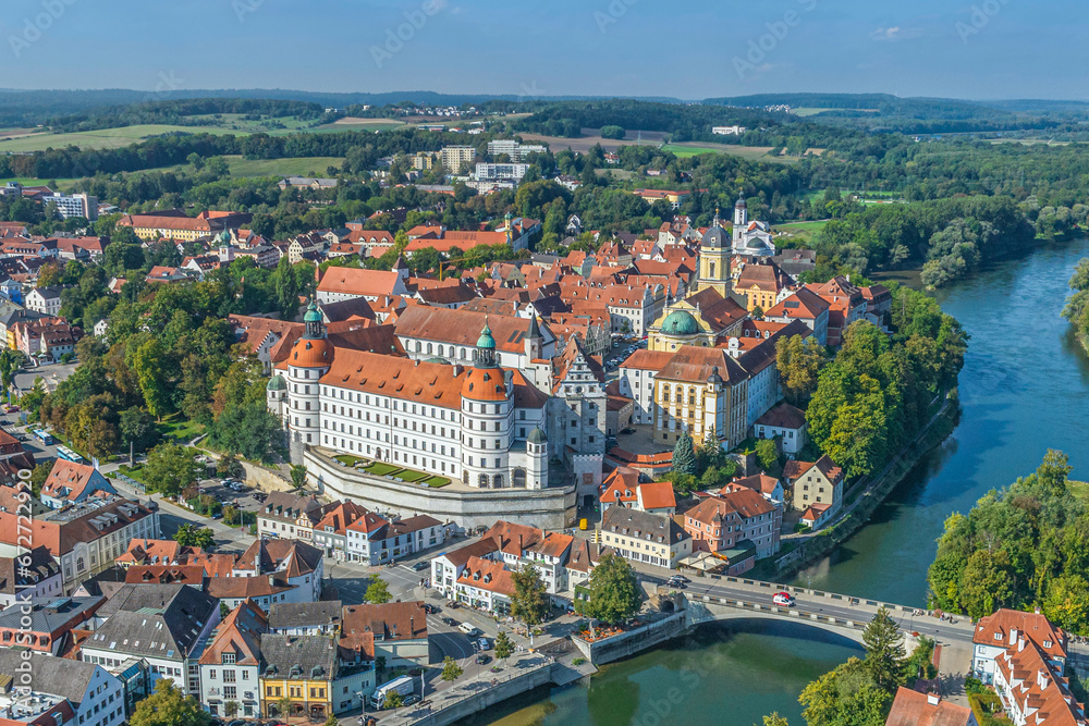 Die historische Altstadt von Neuburg an der Donau im Luftbild