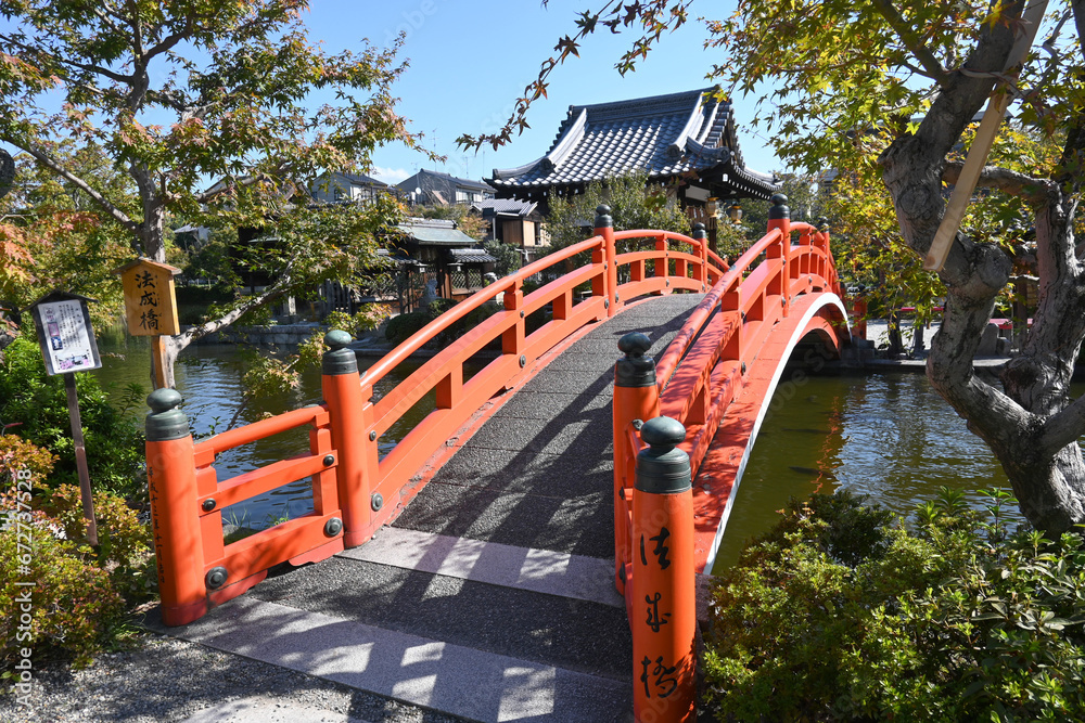Fototapeta premium 秋晴れの京都祇園祭の発祥地神泉苑 法成橋