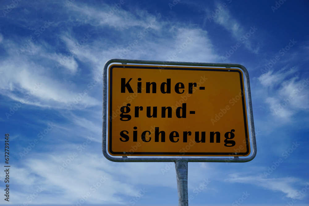 Schild mit der Aufschrift Kindergrundsicherung Schild mit der Aufschrift Kindergrundsicherung
