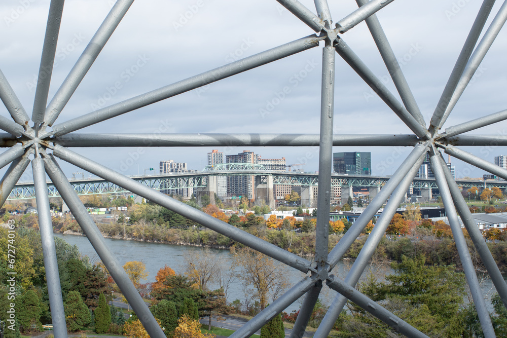 Montréal comme un oiseau en cage