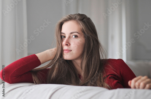 ritratto di giovane donna seduta sul divano