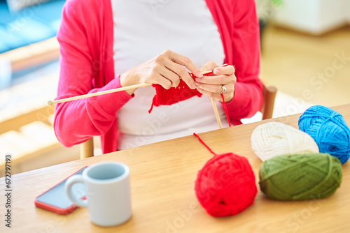 毛糸の編み物を楽しむ女性の手元