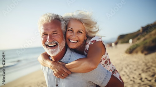 Un couple âgé, amoureux qui s'enlace sur la plage sous un beau ciel bleu d'été photo