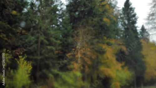 vue au travers du pare brise d'une voiture le paysage sous la pluie