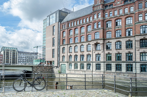 Urban scene in Hamburg, Germany © vli86