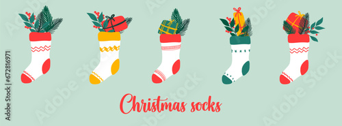 Chaussette de noel avec des cadeaux et du feuillage , décoration de Noël pour cartes de vœux et promotion d’hiver, wishlist 2023