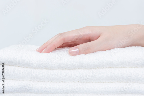 タオルを触る女性の手4