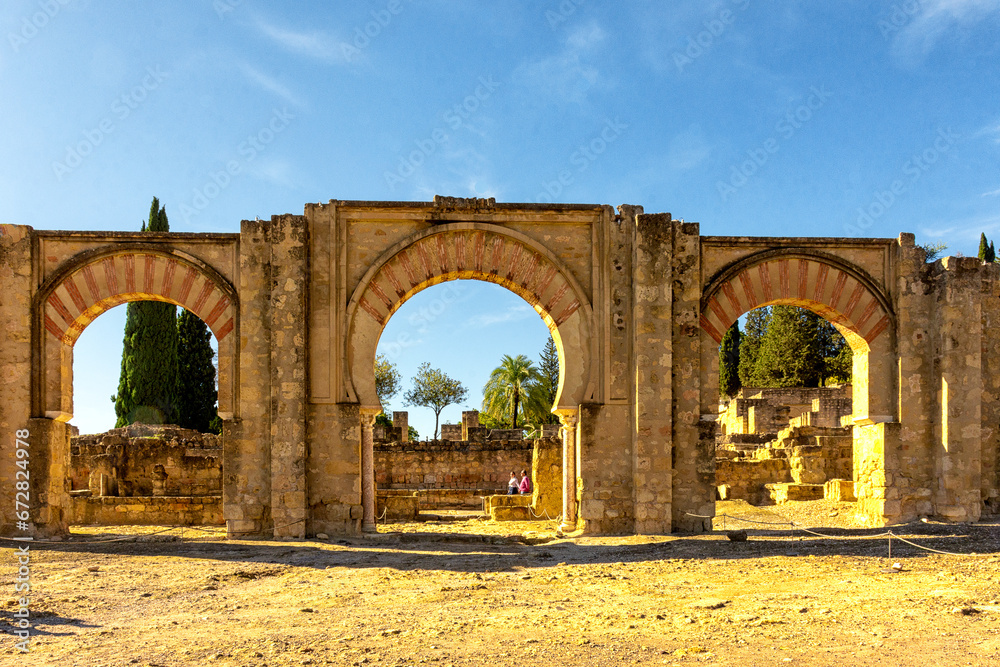 Pórtico de entrada de Medina Azahara o Madīnat al-Zahrā en Córdoba, España
