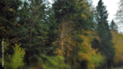 vue au travers du pare brise d'une voiture le paysage sous la pluie