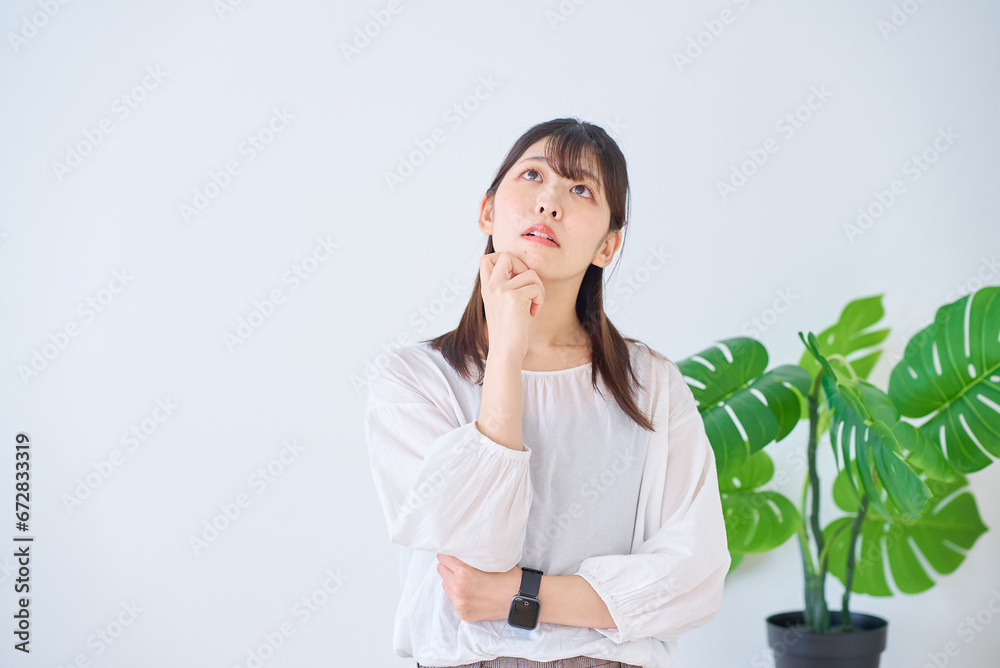 疑問を感じている若い女性 疑問を感じている若い女性