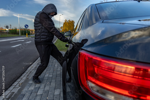 Attempted car theft using a suitcase in the city center © macherstudio.pl