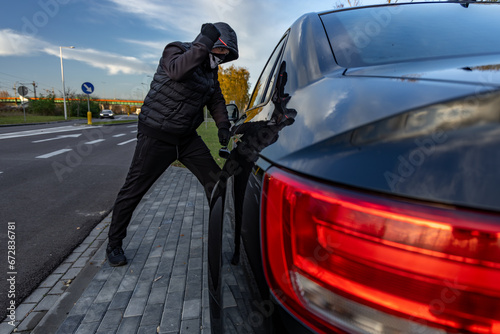 Photography Attempted car theft using a suitcase in the city center