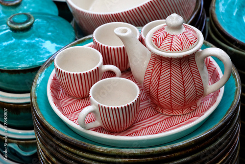 Fotografia Handmade crockery and serve wares on the sale in the Pune, India, street market