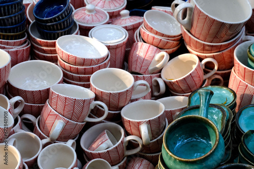 Quadro em tela Handmade crockery and serve wares on the sale in the Pune, India, street market