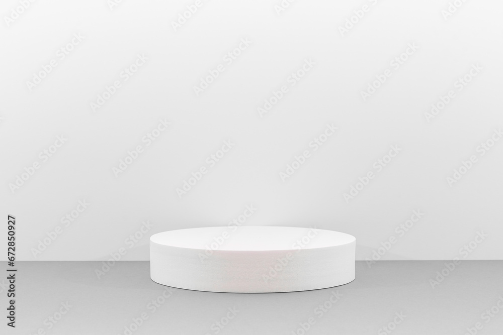 Arrière plan gris et blanc avec présentoir pour des produits avec un rendu 3 D. Plate-forme vide avec podium pour cosmétique, bijoux, maquette ou autres objets. Arrière plan gris et blanc avec présentoir pour des produits avec un rendu 3 D. Plate-forme vide avec podium pour cosmétique, bijoux, maquette ou autres objets.
