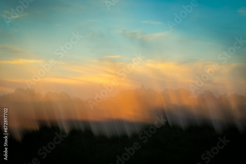 Landschaft mit Kirchensilhouette im Sonnenuntergang mit bewegter Kameraführung © Diana Gütz