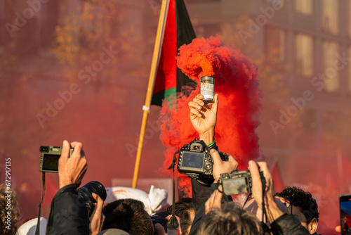 Cuadro en lienzo Fotografen drängen sich um einen Demonstranten der eine Rauchbombe gezündet hat