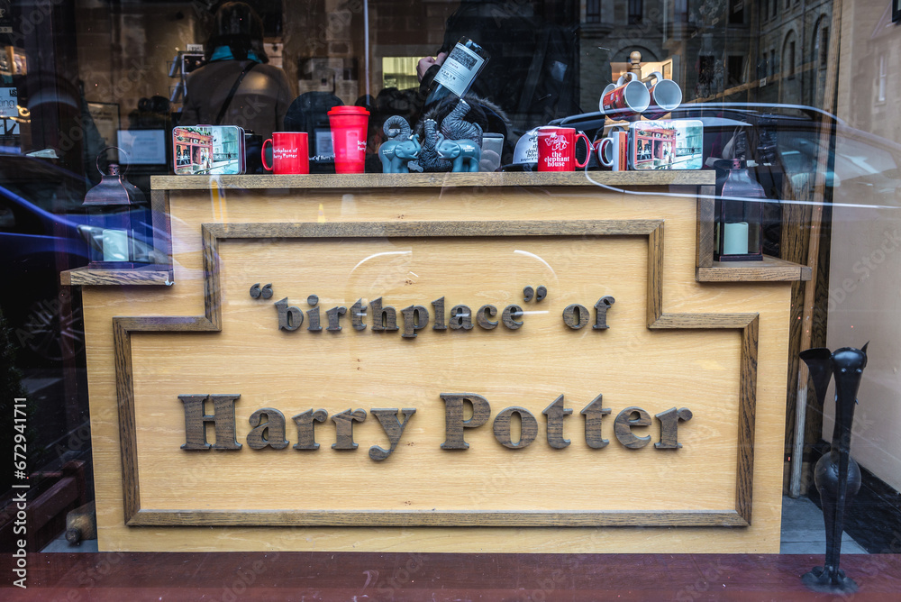 Obraz premium Edinburgh, Scotland - January 19, 2020: Birthplace of Harry Potter - Elephant House in Edinburgh city
