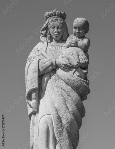 Statue de la Vierge Marie et son enfant Jésus photo