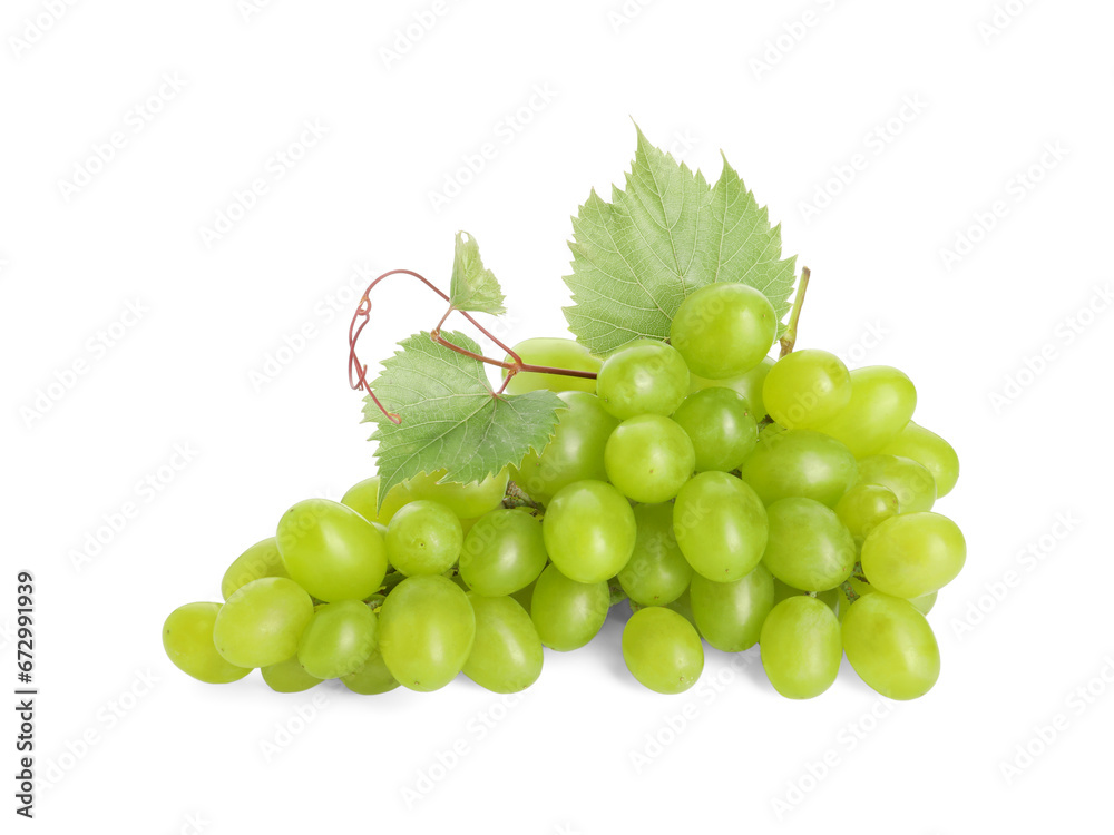 Obraz premium Fresh ripe grapes and leaves isolated on white
