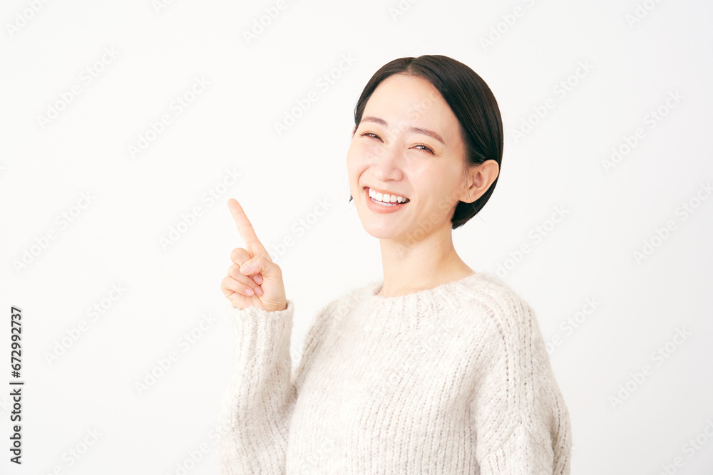 左側を指差す中年女性 白背景 左側を指差す中年女性 白背景