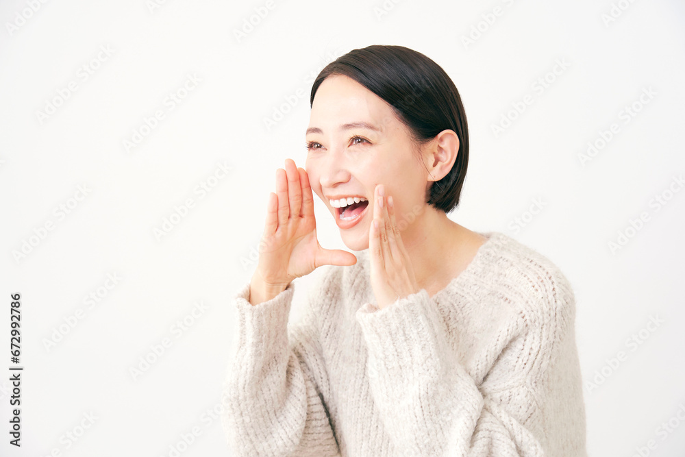 左方向に呼びかける中年女性　白背景