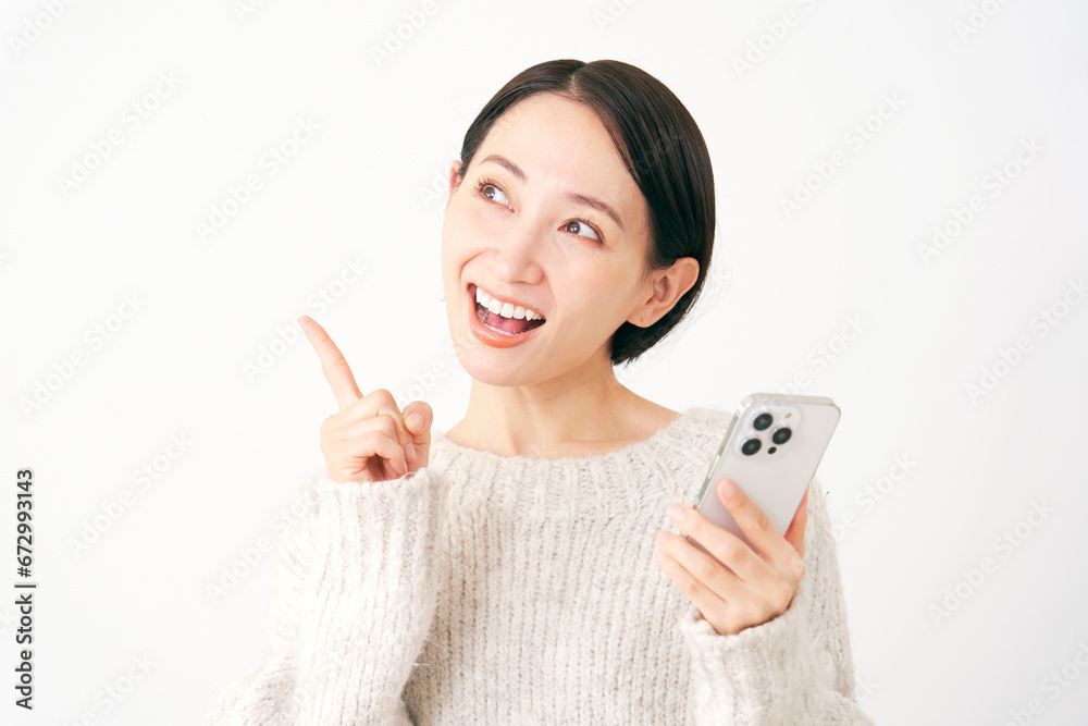 スマートフォンを持ってひらめく女性 白背景 スマートフォンを持ってひらめく女性 白背景