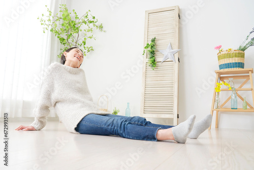 床暖房イメージ フローリングに座って寛ぐ女性