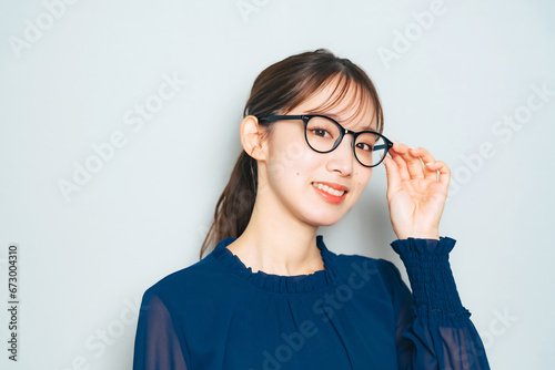 メガネをかけて微笑む女性