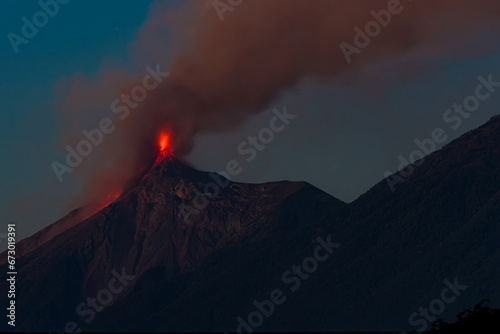 Ausbruch des Vulkans Fuego Guatemala in der Nacht, Blick von Antigua