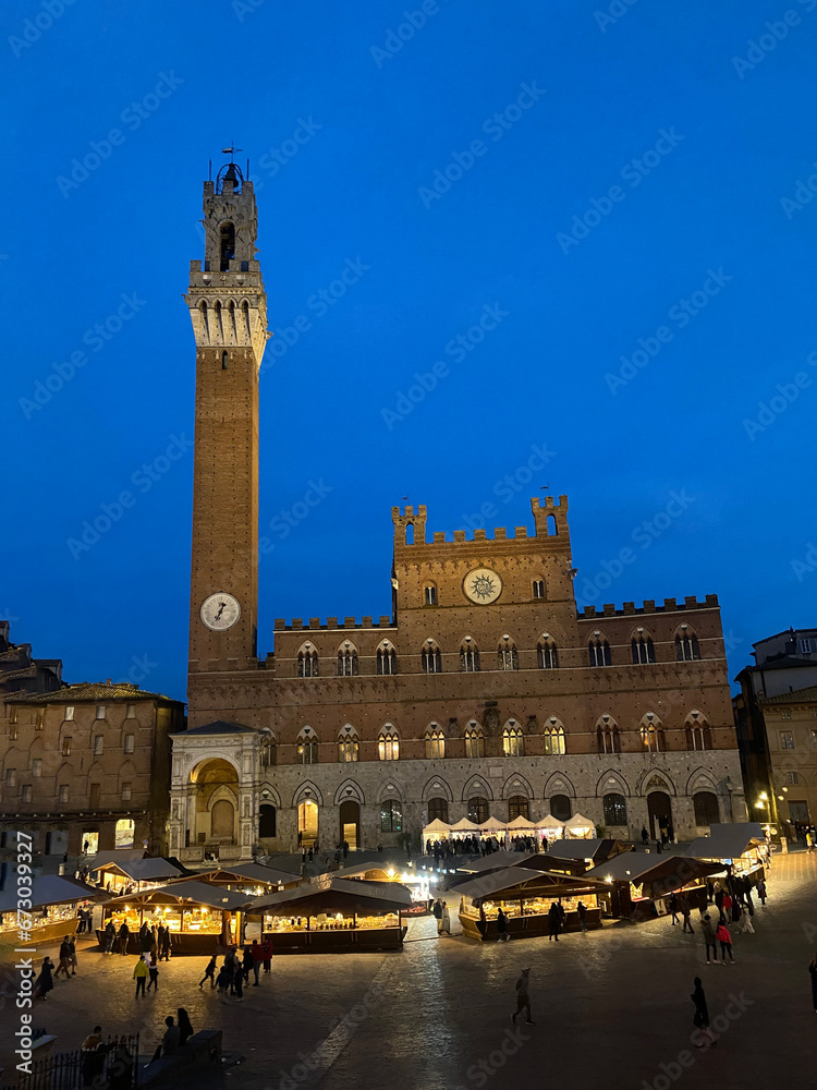 Naklejka premium イタリア シエーナにあるカンポ広場の夜のバザール