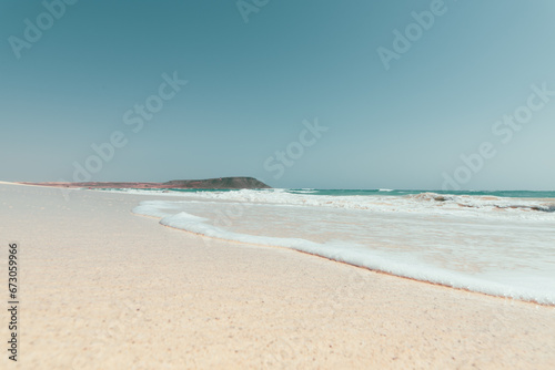 Fototapeta Naklejka Na Ścianę i Meble -  Weiter Strand mit Ocean und Kitesurfer im Hintergrund am Horizont 