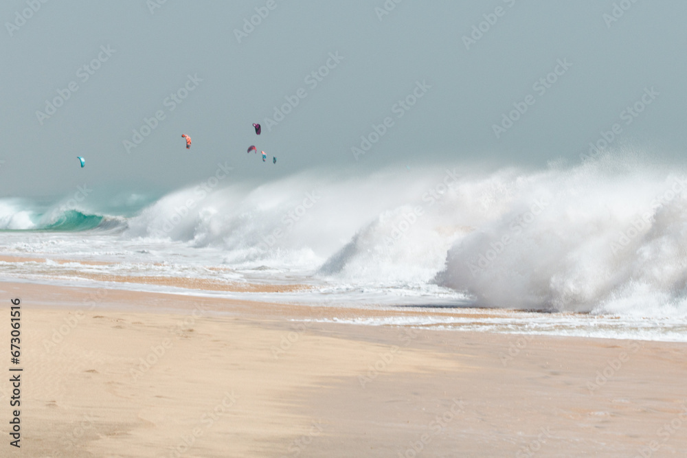 Kite Surfer auf sehr großen Wellen im stürmischen Ocean 