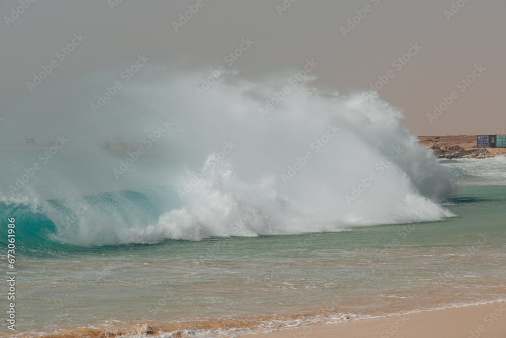 Starke sich brechende Wellen / Brandung mit weißer Gischt am Meer 